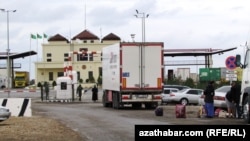 Türkmenistanyň we Özbegistanyň arasyndaky serhet geçelgesi. Farap (Arhiw suraty)