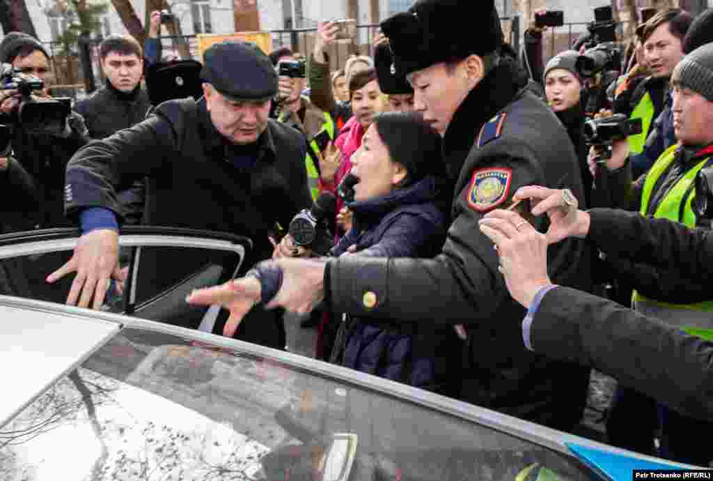 Полиция активист Жанболот Мамайдын аялы Инга Мамайды да кармап кетти.&nbsp;