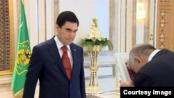 Türkmenistanyň prezidenti G.Berdimuhamedow öz kitabyny hökümet resmilerine gowşurýar 