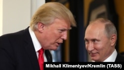 АКШ президенти Дональд Трамп жана Орусиянын президенти Владимир Путин Вьетнамдагы саммитте, 11-ноябрь 2017-жыл.
