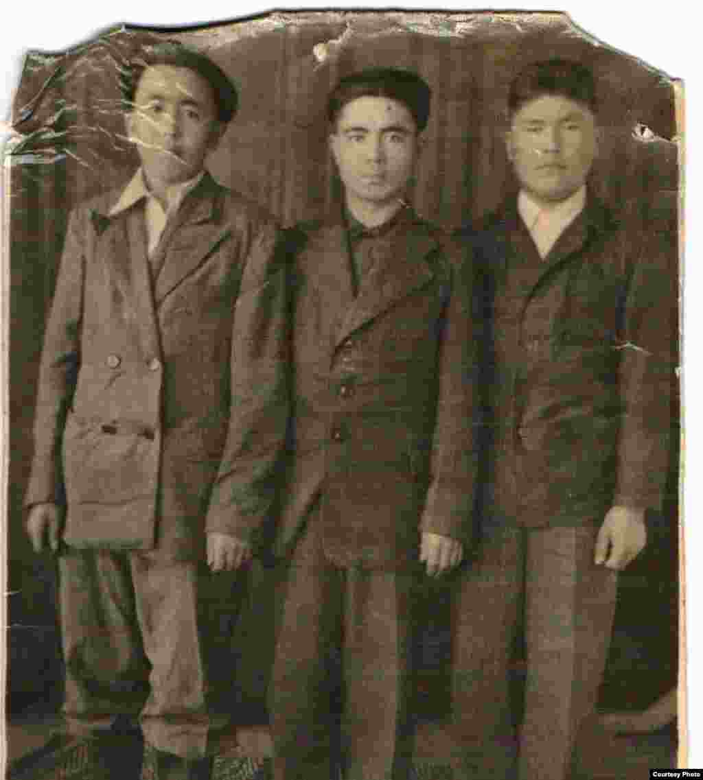 Сейдимкан Асранкуловдун жолдошу (ортодо) Терекбай Сатыбалдиев (1929-жылы туулган). Согуш жылдары Таластын Кеңарал колхозунда оорукта эмгектенген. 1940-жылдардын акырындагы сүрөт. 