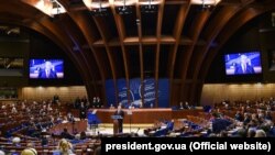 Другий із трьох пунктів, запланованих до розгляду 23 квітня, має таке формулювання: «Незаконні вибори президента Російської Федерації на тимчасово окупованій території Автономної Республіки Крим: порушення прав людини»