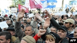 Мітинг опозиції біля будинку парламенту в Тбілісі, 10 квітня 2009 р.