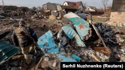 ВСУ-н эскархо ву Оьрсийчоьнан тIеман Су-34 кеманах йисинчуьнга хьоьжуш Черниговн нах бехачу кIоштахь. Охан-беттан 6-гIа де, 2022 шо
