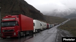 Բեռնատարներ ռուս - վրացական սահմանի Վերին Լարսի անցակետի մերձակայքում, արխիվ
