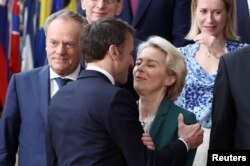 Президент Франції Еммануель Макрон вітає президентre Європейської комісії Урсулу фон дер Ляєн. Поруч стоїть прем’єр-міністром Польщі Дональд Туск. Саміт лідерів Європейського Союзу разом зі своїми колегами з Ісландії, Норвегії та Ліхтенштейну. Брюссель, Бельгія 22 березня,