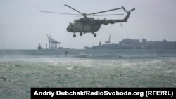 Стрибають бійці з висоти 5-7 метрів у надлегкому спорядженні (гідрокостюм, ласти, маска)