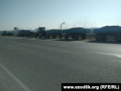 Samarqand viloyatidagi go‘ng ortilgan traktorlar.