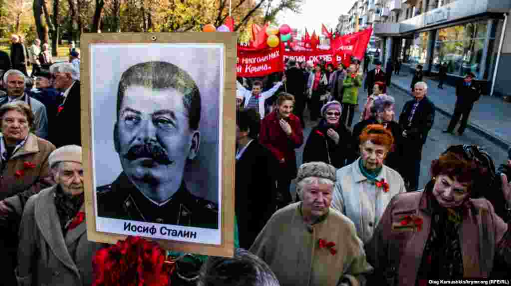 Парад на честь&nbsp;97-ї річниці&nbsp;Жовтневої революції у Симферополі, 7 листопада 2014 року 