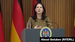 Fosta ministră de Externe a Germaniei, Annalena Baerbock, la o conferință de presă în timpul vizitei sale de rămas bun la Chișinău, din 2 aprilie 2025