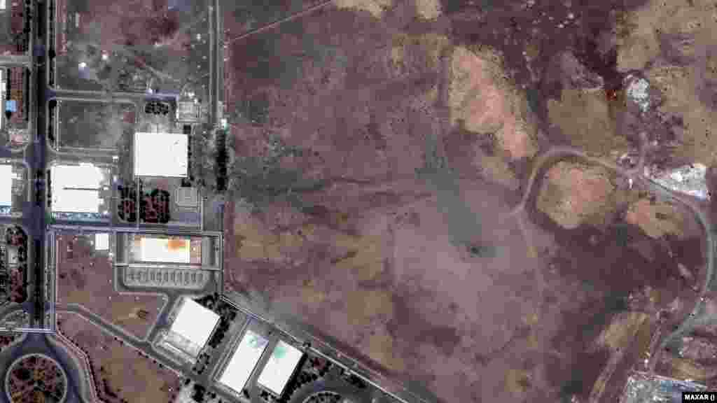 O imagine realizată de satelitul Maxar pe 22 iunie arată un crater la instalația iraniană de îmbogățire a uraniului Natanz în urma atacurilor aeriene americane. Pe 24 iunie, craterul era acoperit cu pământ.