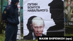 Көчөдө илинген баннер. Орусия.