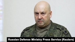 На фото генерал у цивільному одязі йде у супроводі жінки (російське видання «Комерсант» пише, що це – дружина Суровікіна) імовірно по двору заміського будинку