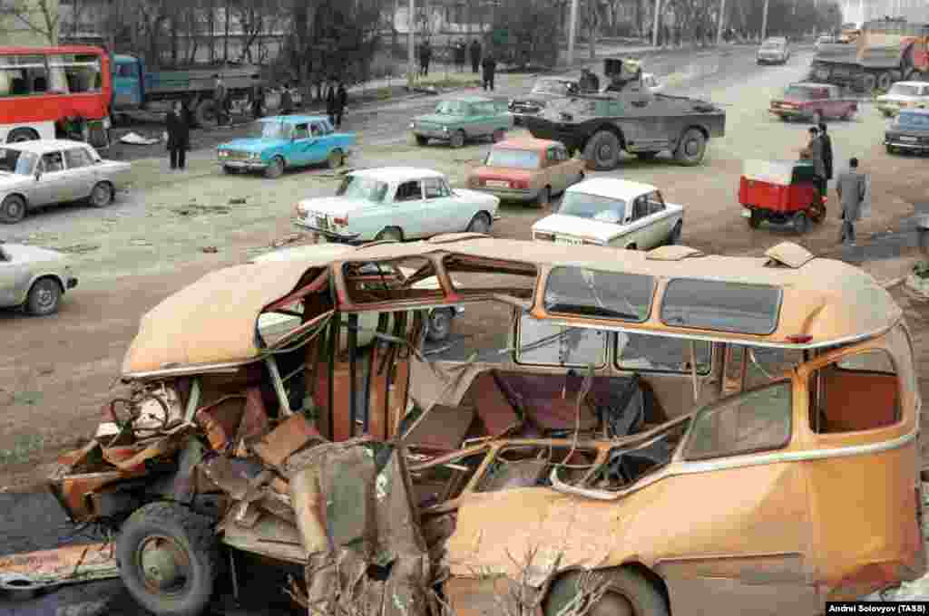 Зруйнований автобус на вулиці Баку після січневих сутичок. Міністр оборони СРСР Дмитро Язов пояснив цей наступ так: &laquo;Ми прийшли, щоб зруйнувати політичну структуру Народного фронту, щоб запобігти їхній перемозі на майбутніх виборах, призначених на 19 березня 1990 року&raquo;.