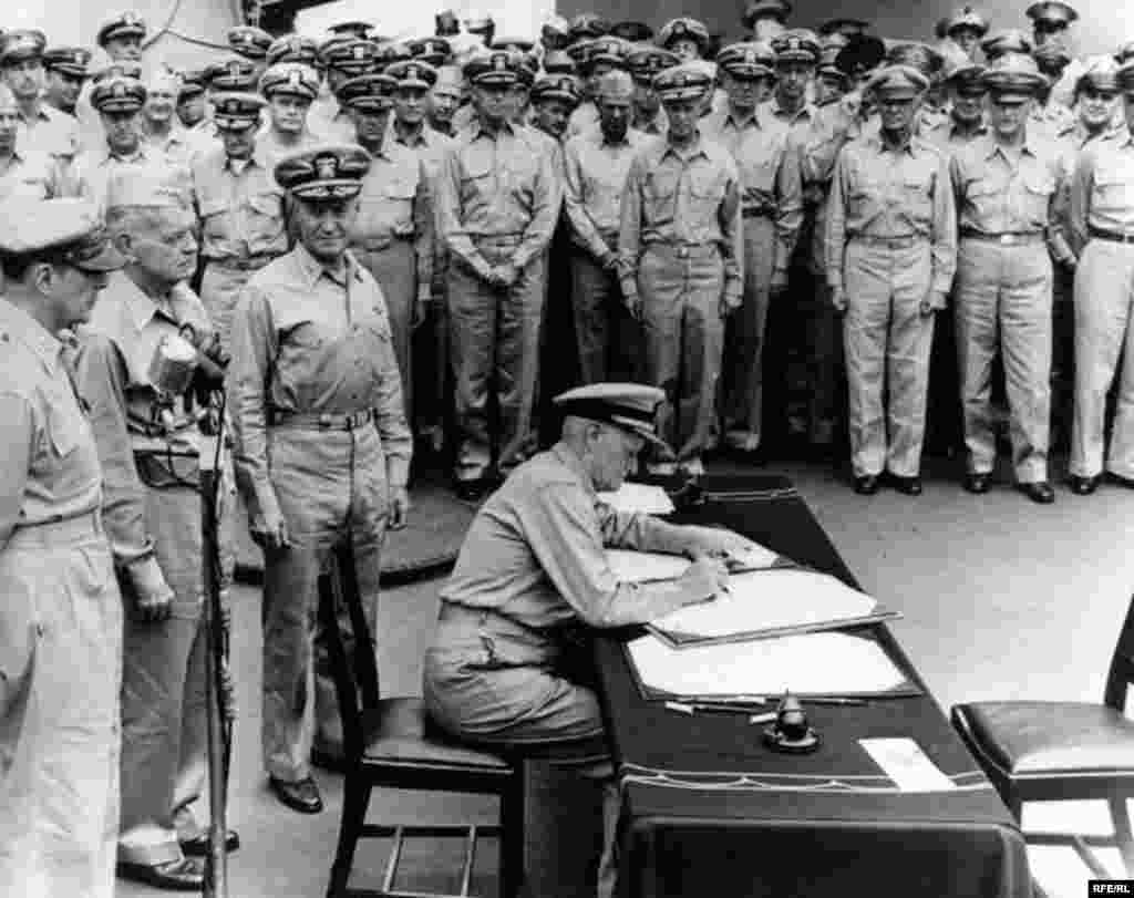2 сентября 1945 года на борту американского линкора «Миссури» в Токийском заливе произошло официальное подписание документа о капитуляции Японии.