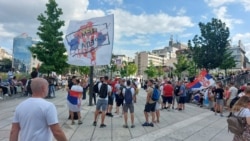 Zastava Kosova u bojama srpske zastave na kojoj piše "Nema predaje" na studentskom protestu 28. juna 2025. 