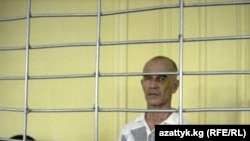 Укук коргоочу Азимжан Аскаров сот залында.