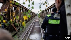 Ofițeri de poliție federală staționează lângă o rută frecvent utilizată de migranți peste granița germano-poloneză, lângă Forst, estul Germaniei - 11 octombrie 2023. 