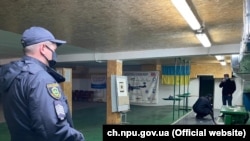 Тир гімназії №9 Черкас, де стався інцидент, досі опечатано правоохоронцями. Розслідування триває