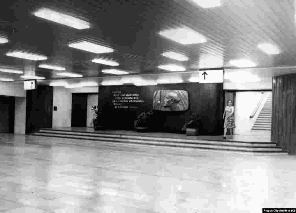  Меморіальна дошка Володимиру Леніну на станції метро, яка називалася &laquo;Ленінова&raquo;, коли було зроблене це фото 1978 року. Цитата з пропагандистського вірша поруч з дошкою: &laquo;Ленін зараз, як ніколи, живе і буде жити. Він &ndash; наша свідомість, наша сила і наша зброя&raquo;. Кажуть, що ця дошка досі схована десь серед павутиння і кабелів за газетним кіоском на станції, яка зараз називається &laquo;Дейвіцька&raquo; &nbsp; 