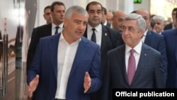 Rusiyalı işadamı Samvel Karapetyan və prezident Serj Sarkisyan Yerevanda yeni ticarət mərkəzinin açılışında. 2017