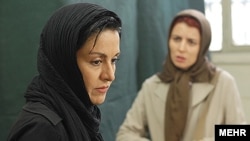 لیلا حاتمی (راست) و مریلا زارعی در صحنه ای از فیلم جدایی نادر از سیمین.