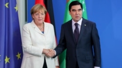 Merkel: Türkmenistan diplomatlaryň türmelere baryp görmegini geňeşer