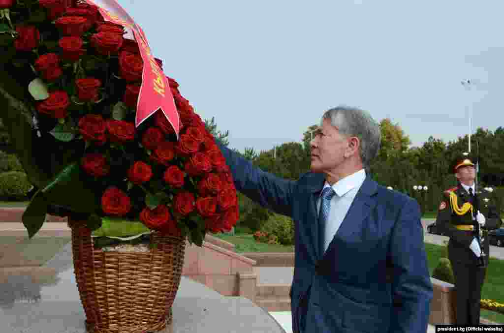 Ўзбекистон - Қирғиз президенти Алмазбек Атамбаев Тошкентга келди¸ Мирзиëев ҳамкасбини аэропортда ўзи кутиб олди.