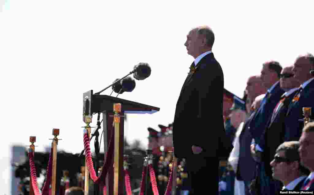 С другой стороны от Путина на трибунах тоже масок&nbsp;практически&nbsp;не&nbsp;видно.&nbsp;В российском Минобороны настаивали, что при подготовке к празднованию Дня Победы принимались меры по недопущению распространения коронавируса: проводилась дезинфекция мест проведения тренировок, транспортных средств и помещений для проживания личного состава, а военные, участвующие в параде, прошли тестирование на наличие COVID-19.