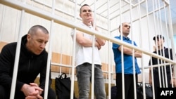Oppozisiýa syýasatçysy Alekseý Nawalnynyň ýanynda işlän üç aklawçy: Igor Sergunin, Alekseý Liptser we Wadim Kobzew