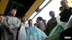 بيکاری يکی از مهمترين معضلات اقتصادی و اجتماعی ايران است و شمار بيکاران که اکثر آنان را جوانان تشکيل می دهند، روز به روز در حال افزايش است.(عکس: ایسنا)