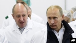 Євген Пригожин (л) і Володимир Путін, архівне фото, 2010 рік