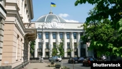 У залі присутні народні депутати, члени уряду, президент України, представники іноземних держав