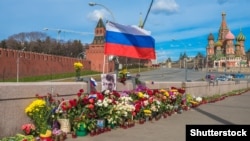 Народний меморіал на місці загибелі Бориса Нємцова, квітень 2015 року (©Shutterstock)