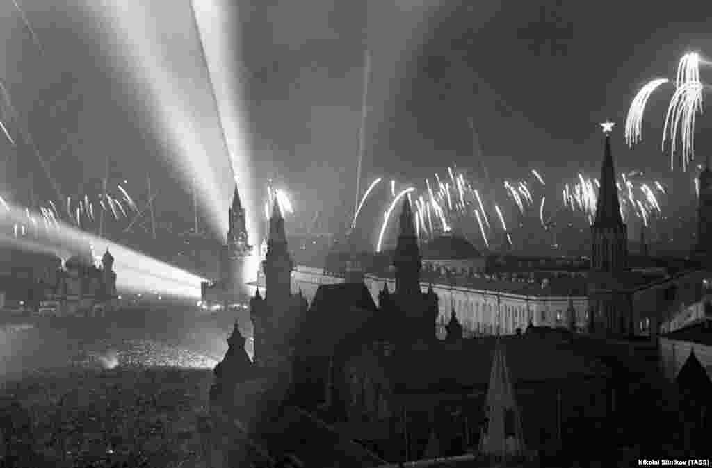 Црвениот плоштад во Москва, преполн со луѓе за време на огномет над Кремљ. Еден човек кој беше таму подоцна изјави за руските медиуми: „Странци се бакнуваа. Не се сеќавам на такво единство на луѓе како што беше на 9 мај 1945 година; сите бевме едно исто -- Руси, Татари, Узбеци и Грузијци -- сите бевме обединети како никогаш досега“.