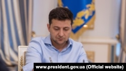 Володимир Зеленський (на фото) вказав, що ухваленню антиолігархічного закону чинили спротив десятки впливових осіб