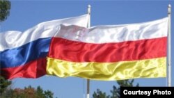 Некоторые считают проект нового договора о союзничестве и интеграции между Россией и Южной Осетией вбросом российских экспертов в штатском, таким провокативным способом выявить настроения в республике