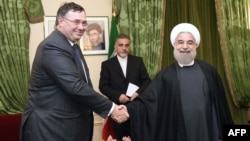 حسن روحانی ئ پاتریک پویان (مدیر اجرایی شرکت نفتی توتال، در پاریس،ژانویه ۲۰۱۶