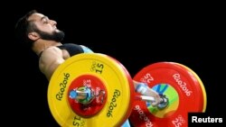 Тяжелоатлет Нижат Рахимов, натурализованный спортсмен из Азербайджана, выступающий под казахстанским флагом. На Олимпиаде в Рио он выиграл золотую медаль.