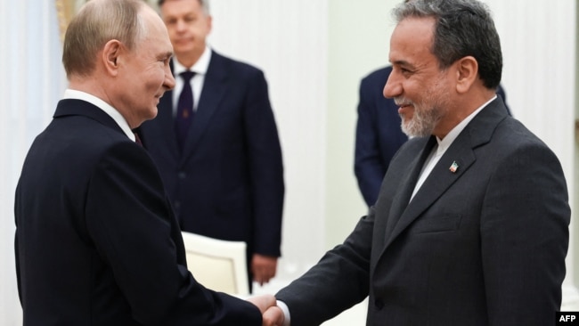 Rusiya prezidenti Vladimir Putin və İranın xarici işlər naziri Abbas Ərağçi Moskvada Kremldə görüş zamanı əl sıxırlar. 23 iyun 2025