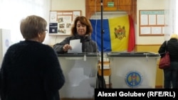 У неділю, 3 листопада, в Молдові відбувається другий тур виборів президента