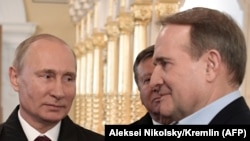 Володимир Путін (ліворуч) та Віктор Медведчук. 