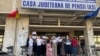Angajați de la mai multe Case de Pensii din țară au protestat luni față de reducerea sporurilor de condiții vătămătoare.