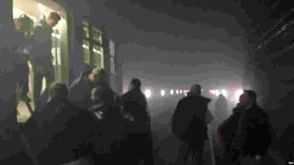 Жүргүнчүлөр Брюсселдин борборундагы Малбек метро станциясындагы жардыруудан соң Арт-Луа менен Малбэк станцияларынан сыртка чыгып жатышат.&nbsp;