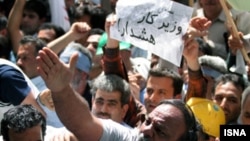 تجمع اعتراضی کارگران در تهران به سیاست های دولت احمدی نژاد در روز جهانی کارگر (عکس: ایسنا)