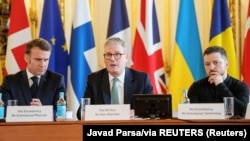 Президент Франції Макрон, прем’єр Великої Британії Стармер та президент України Зеленський на саміті в Лондоні, 2 березня 2025 року 