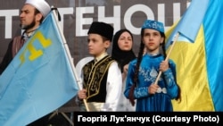 Діти в національних кримськотатарських костюмах під час мітингу до Дня пам'яті жертв геноциду кримськотатарського народу. Київ, 18 травня 2019 року 