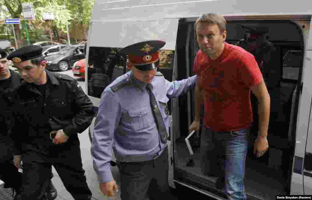 Навального привезли на заседание суда в Москве в мае 2012 года. Он был задержан во время митинга оппозиции через день после инаугурации Путина 7 мая. Навальному дали 15 суток ареста за &laquo;участие в незаконном публичном мероприятии&raquo;.