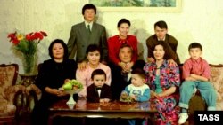 В официально биографии Нурсултана Назарбаева говорилось, что он женат на Саре Назарбаевой, в браке родились три дочери, Дарига, Динара и Алия