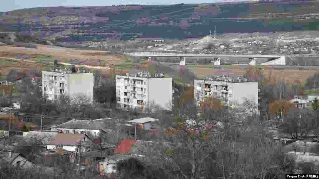 За радянських часів радгосп побудував кілька п'ятиповерхівок. Вдалині за ними видно трасу «Таврида»